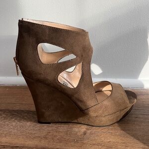 Guess wedges size 9.5